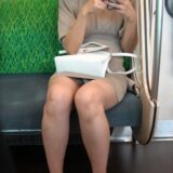 【Pcolle】超絶美人お姉さんのミニスカタイトワンピから丸見えな純白【電車対面パンチラ】