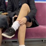 【Pcolle】脚を組むS級制服美女の対面生脚を見まくります。【電車対面パンチラ】